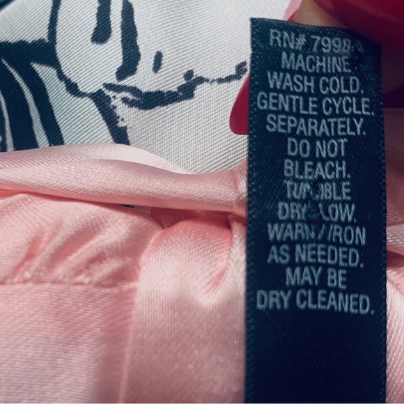 SOMA SILK KIMONO ROBE BLACK AND WHITE FLORAL KIMONO ROBE COVERUP - Picture 4 of 11